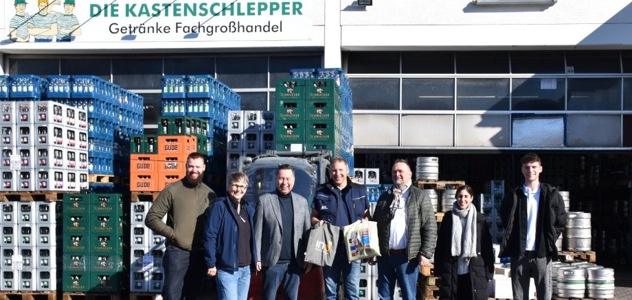 Das Foto zeigt die Besuchergruppe beim Rundgang durch das Unternehmen.