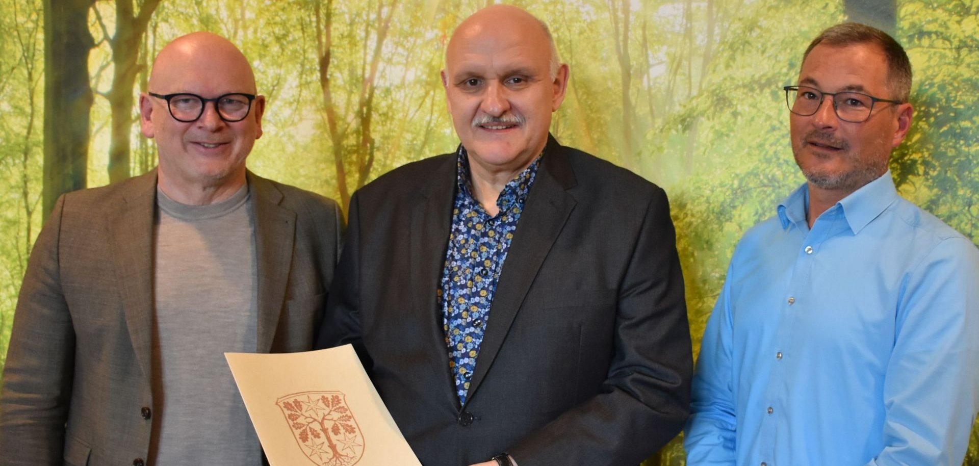 Hartmut Knierieme mit Landrat Frank Matiaske und Jens Helmstädter, Leiter des Revisionsamts