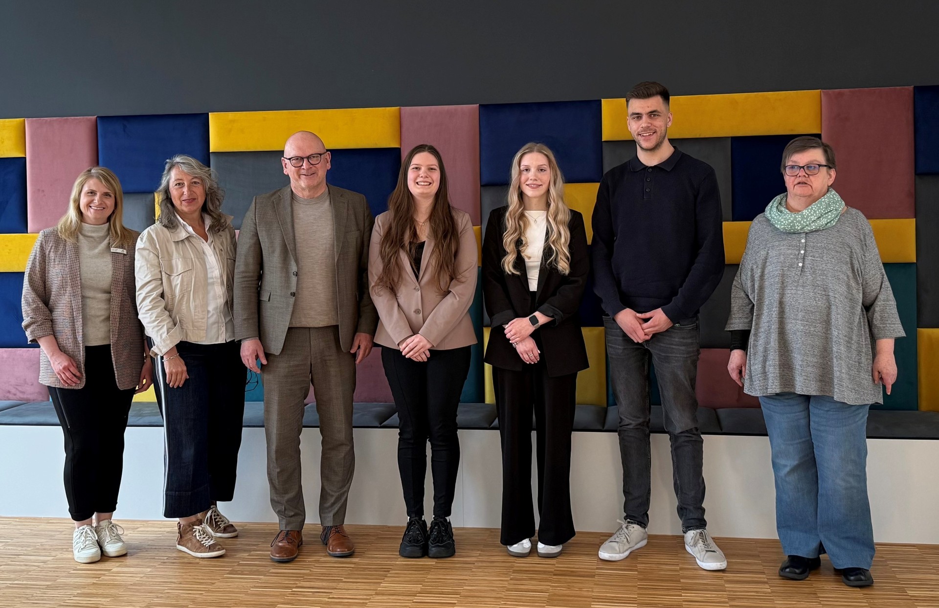 Das Foto zeigt die neuen Inspektoranwärterinnen mit dem Landrat und einigen Kollegen.