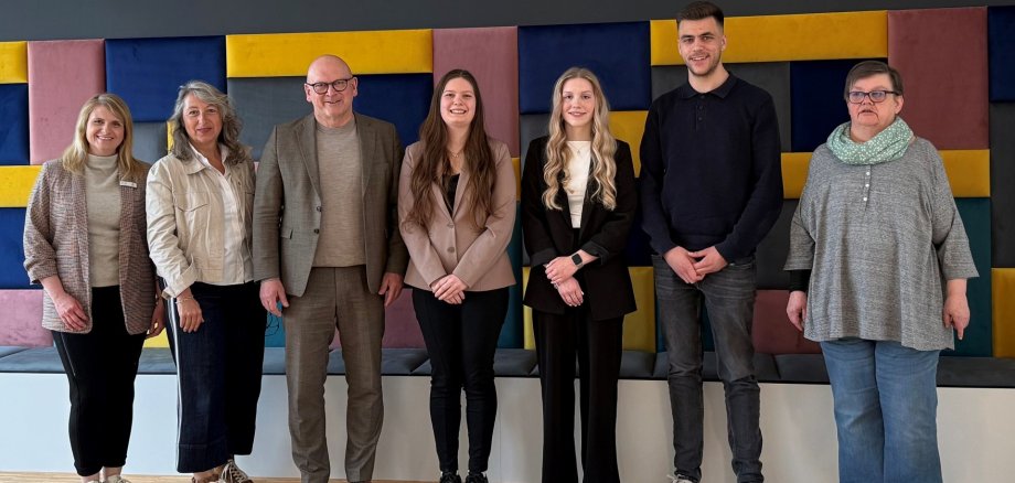 Das Foto zeigt die neuen Inspektoranwärterinnen mit dem Landrat und einigen Kollegen.