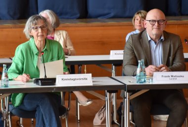 Landrat Matiaske mit Elisabeth Bühler-Kowarsch