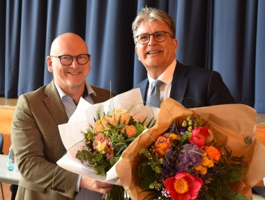 Landrat Matiaske und der wiedergewählte Kreistagsvorsitzende Rüdiger Holschuh