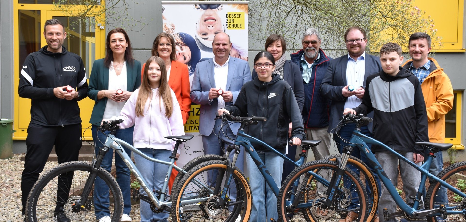 Das Foto zeigt Schüler und Vertreter aller beteiligten Organisationen in einem Innenhof der Schule am Sportpark in Erbach.