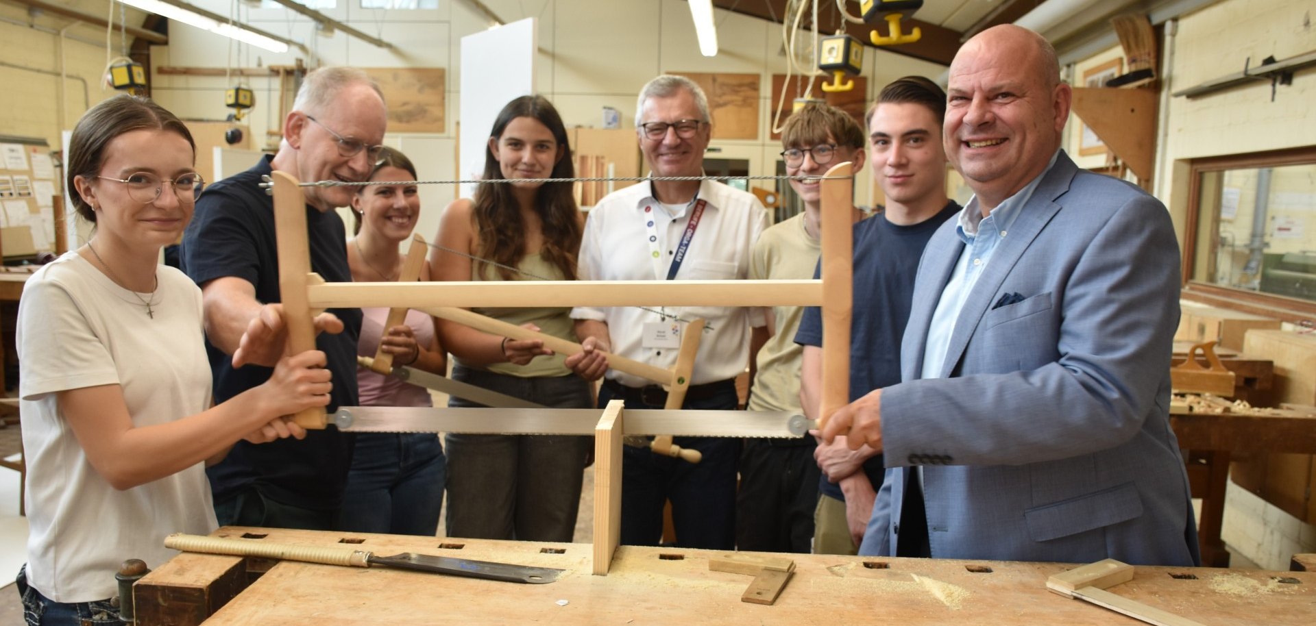 Schülerinnen in der Tischlerwerkstatt mit Bildungsdezernent Grobeis, Schulleiter Schad und Kreishandwerksmeister Schlingmann