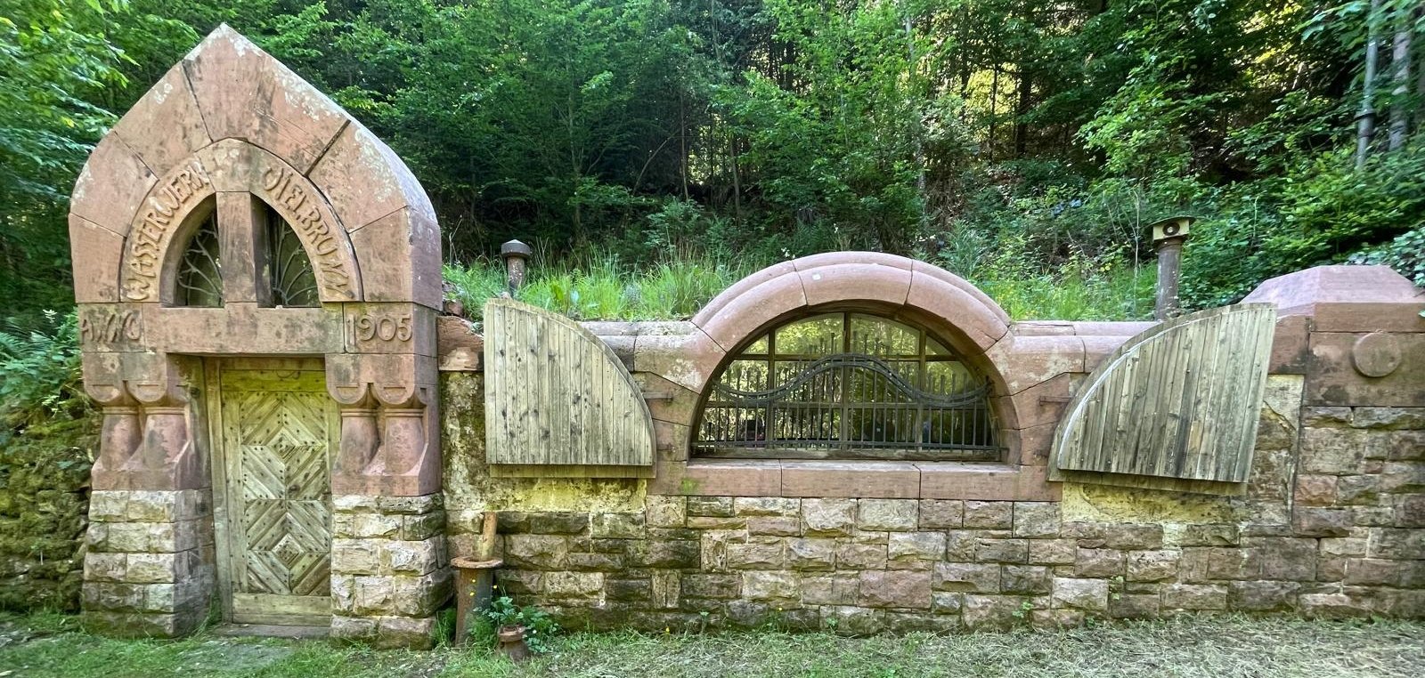 Blick auf das historische Wasserwerk Vielbrunn
