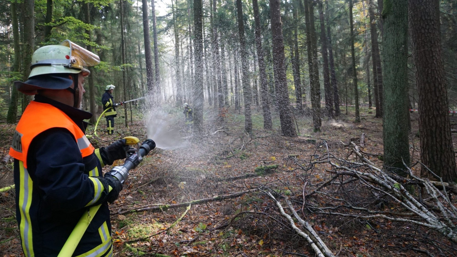 Feuerwehrleute bei einer Übung zur Waldbrandbekämpfung in Mossautal