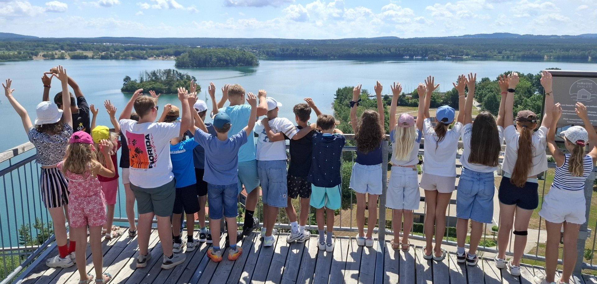 Kinder schauen von einer Plattform auf den Steinberger See.