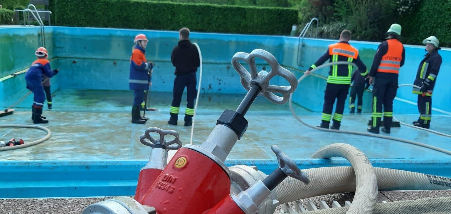 Aufräumarbeiten im Freibad