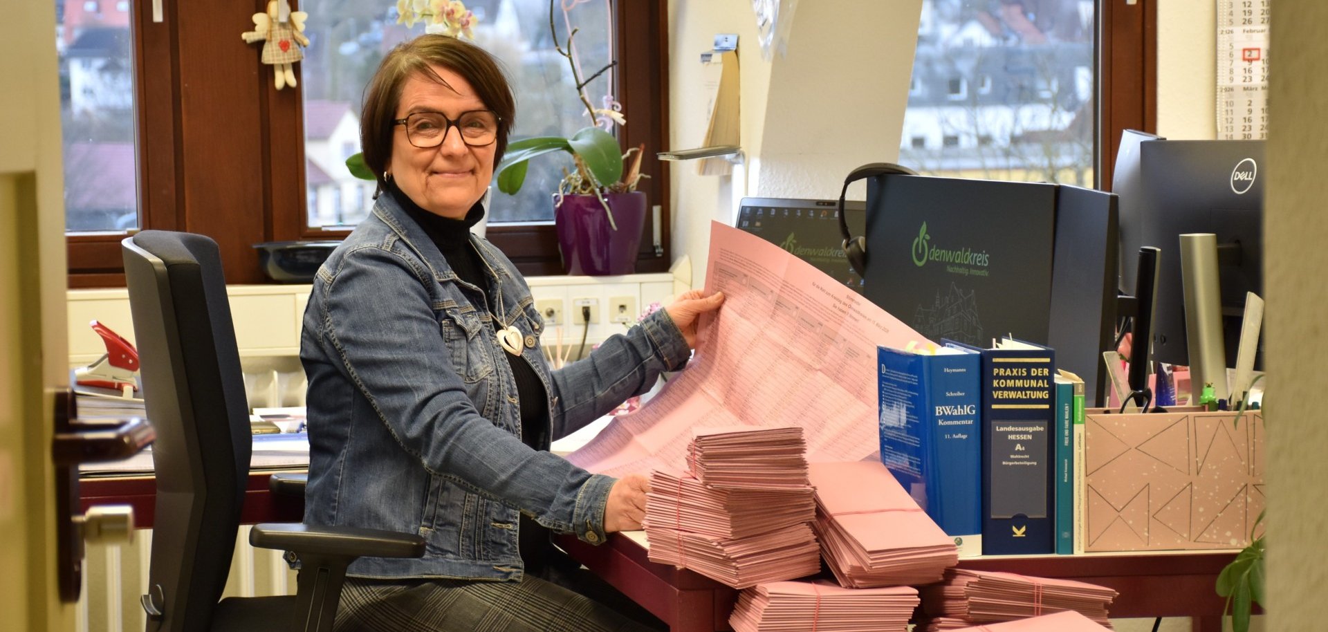 Das Foto zeigt Ellen Heisel in ihrem Büro.