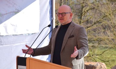 Landrat Matiaske hält eine Rede