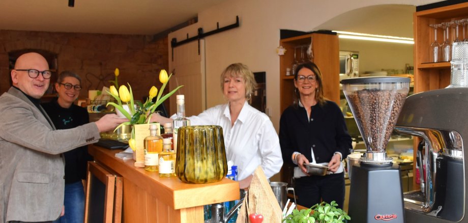 Landrat Frank Matiaske und Brigitte Lachnit, Leiterin der Abteilung Dorf- und Regionalentwicklung, besuchen das Café Endlich in Bad König. Betrieben wird es von Gabriele Carnier, die dem Landrat eine Tasse Kaffee reicht, und Sabine Grewing.