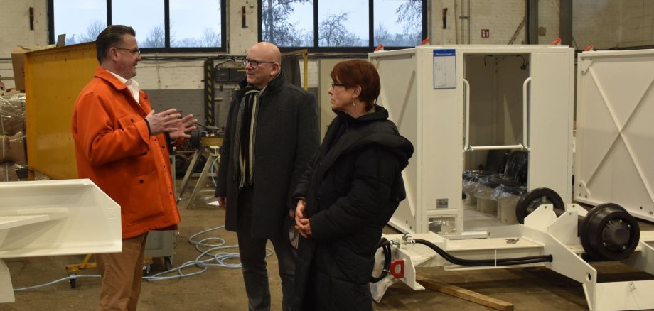 Gruppenbild in Lagerhalle