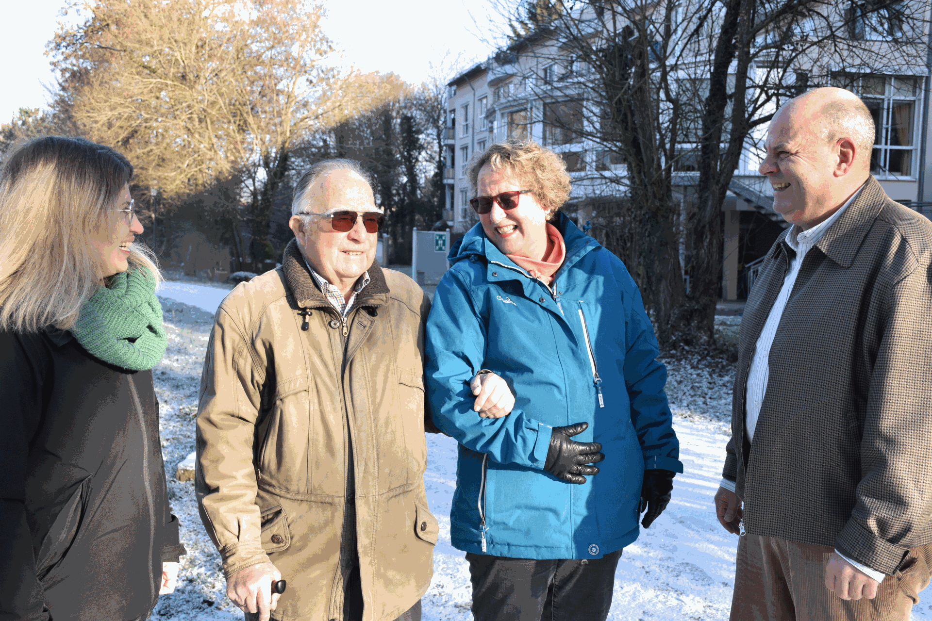 Das Foto zeigt den Ersten Kreisbeigeordneten Grobeis und Abteilungsleiterin Wieck mit Gespräch mit einem Senior und dessen Tochter.