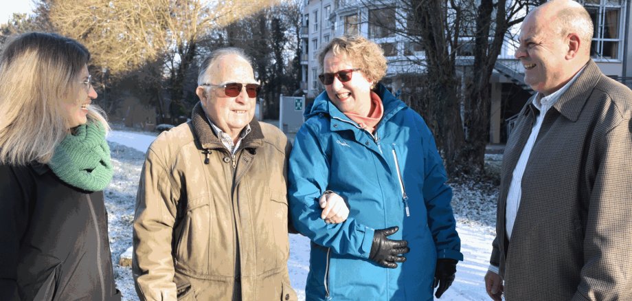 Das Foto zeigt den Ersten Kreisbeigeordneten Grobeis und Abteilungsleiterin Wieck mit Gespräch mit einem Senior und dessen Tochter.