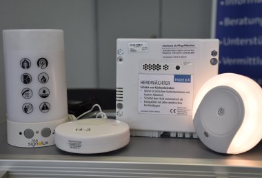 Das Foto zeigt drei Beispiele aus dem Technik-Koffer.