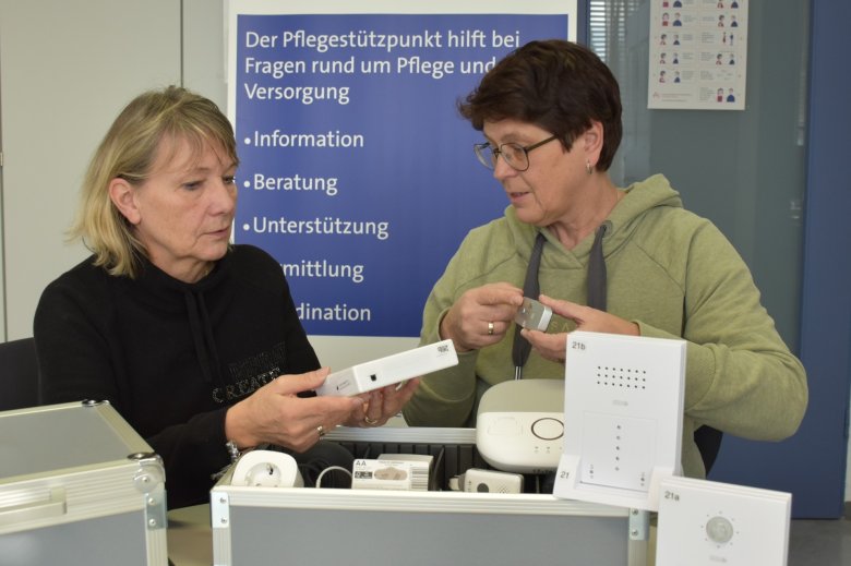 Das Foto zeigt die Mitarbeiterinnen des Pflegestützpunkts mit dem Technik-Koffer.