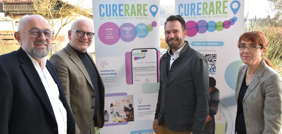 Landrat Matiaske mit Unternehmensgründer Dr. Cinquemani, Mentor Prof. Wolf und der Leiterin der Wirtschaftsförderung, Frau Quanz