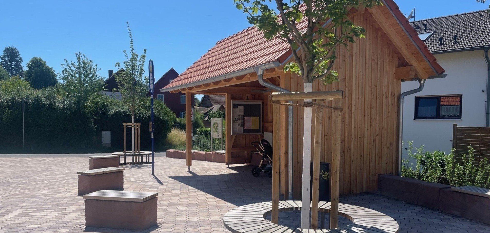 Das Foto zeigt den im Jahr 2025 neu gestalteten Dorfplatz in Hassenroth.