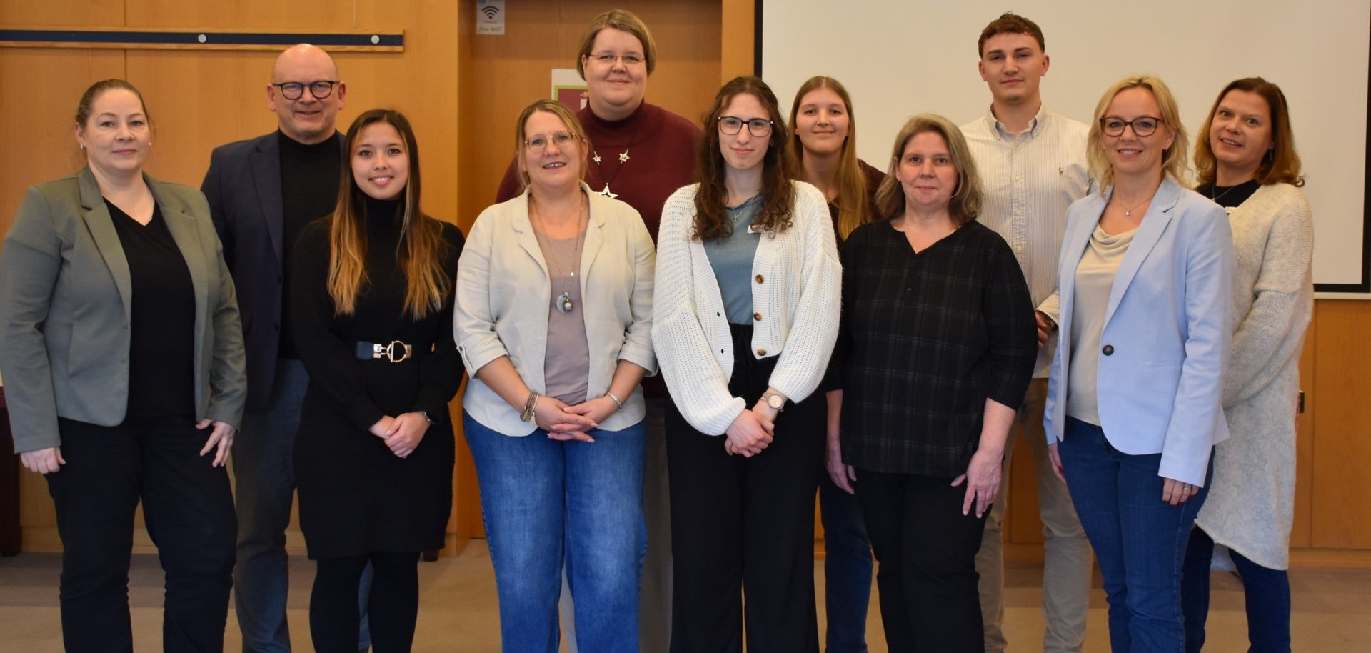 Landrat mit Mitarbeitenden, die Fortbildungen abgeschlossen haben.