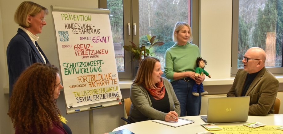 Das Foto zeigt Landrat Matiaske im Gespräch mit vier Mitarbeiterinnen des Jugendamts.