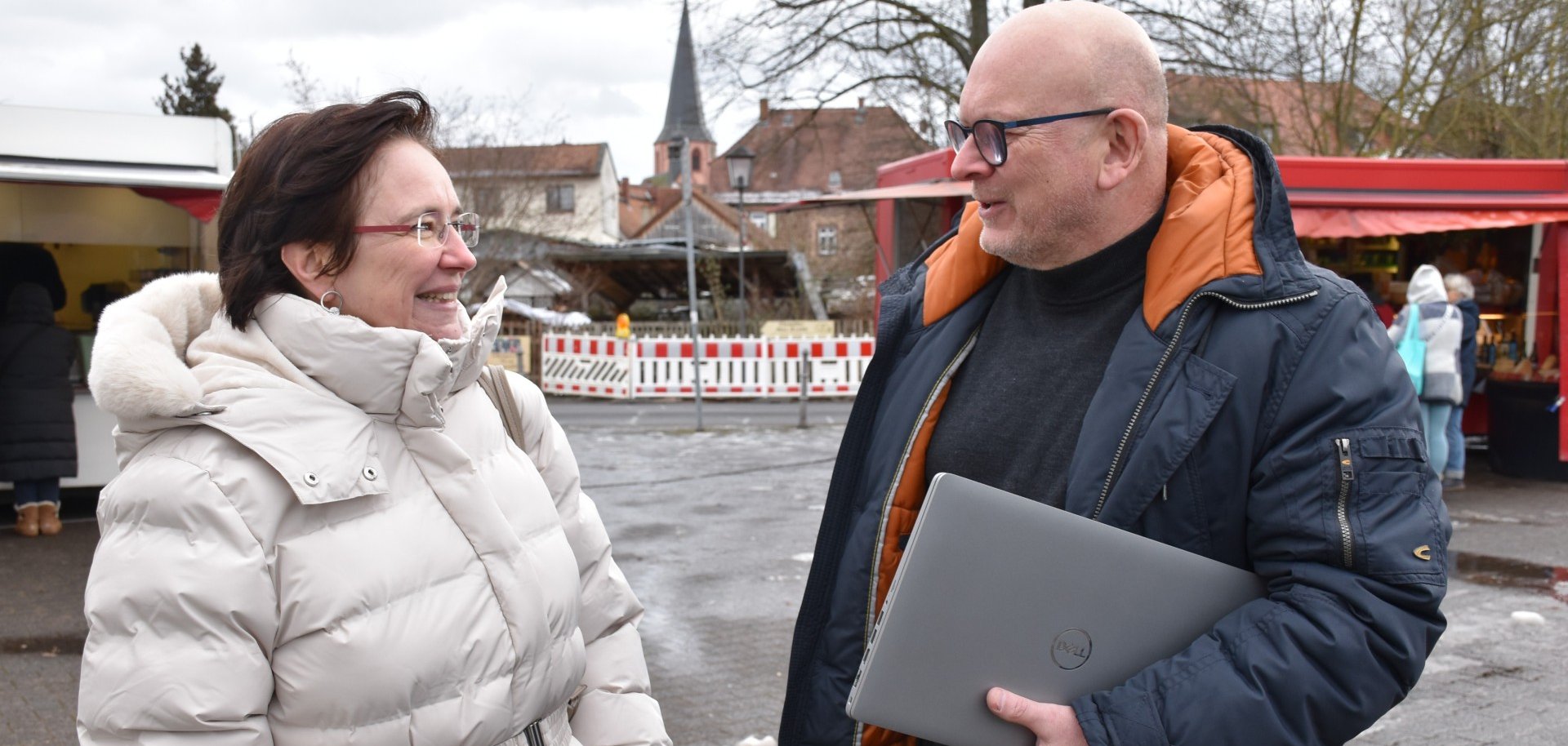 Landrat Matiaske und Abteilungsleiterin Sliwa sprechen auf dem Wochenmarkt in Michelstadt miteinander.