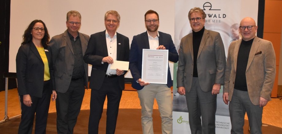 Das Foto zeigt den Preisträger Felix Koch im Kreis von Vertretern des Odenwaldkreises, der Odenwald-Akademie und der TU Darmstadt.