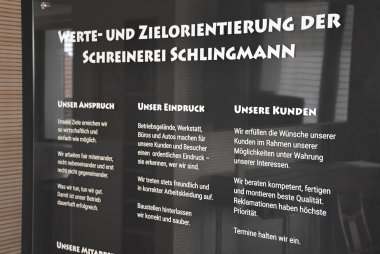 Eine Tafel mit Grundsätzen und Werten des Unternehmens