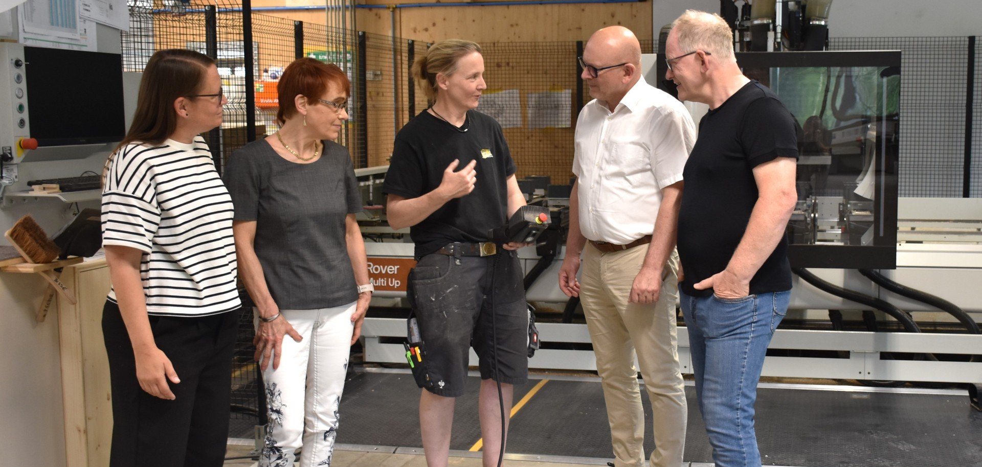 Landrat Matiaske beim Rundgang durch die Schreinerei Schlingmann