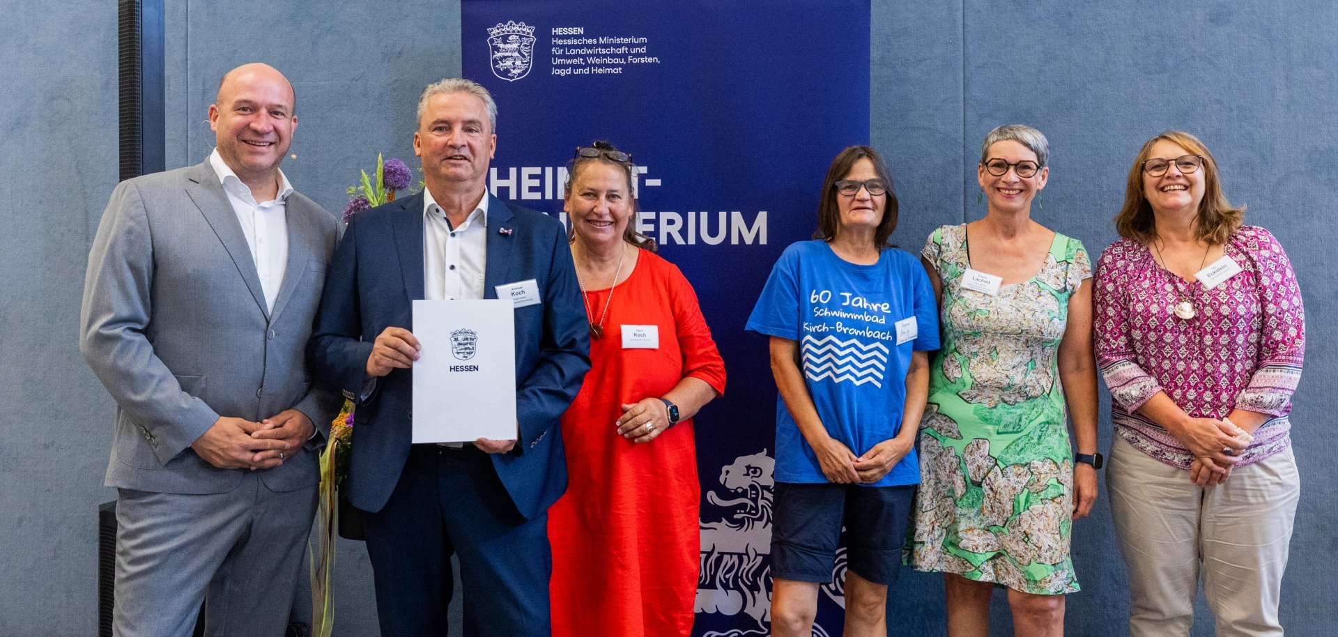 Das Foto zeigt Heimatminister Jung, Bürgermeister Koch und weitere Vertreter der Gemeinde und des Odenwaldkreises bei der Urkundenübergabe.
