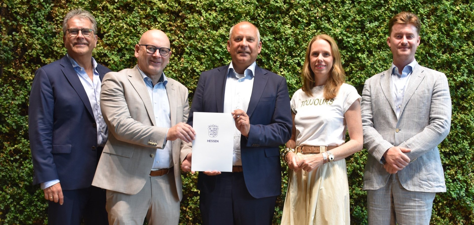 Das Foto zeigt Innenminister Poseck, Landrat Matiaske, dessen Persönlichen Referenten Donig sowie die Landtagsabgeordneten Funken und Holschuh bei der Bescheidübergabe.