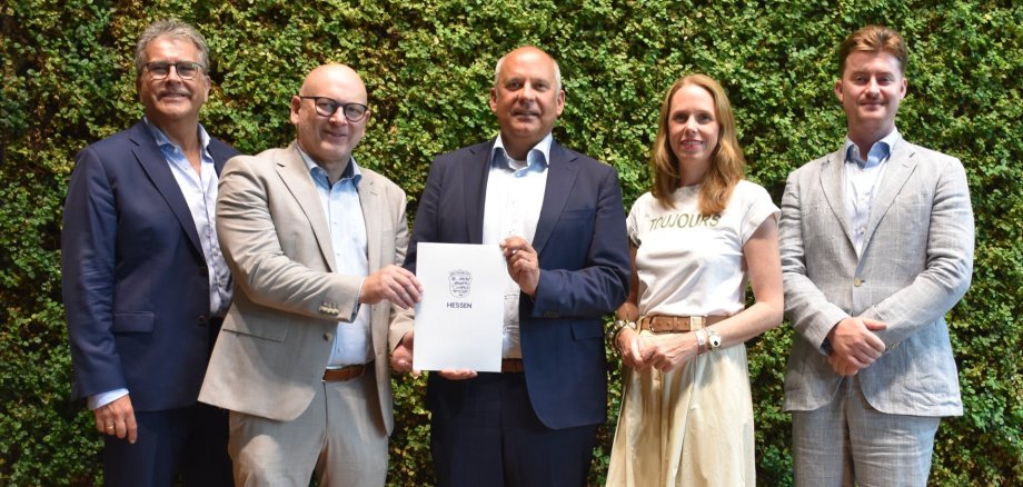 Das Foto zeigt Innenminister Poseck, Landrat Matiaske, dessen Persönlichen Referenten Donig sowie die Landtagsabgeordneten Funken und Holschuh bei der Bescheidübergabe.
