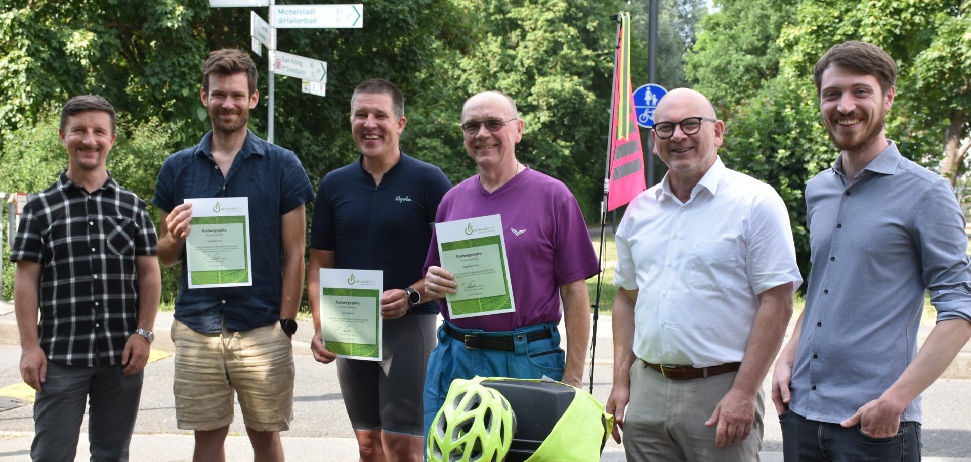 Das Foto zeigt drei neue Radwegepaten mit Landrat Matiaske und den beiden Nahmobilitätsbeauftragten des Odenwaldkreises.