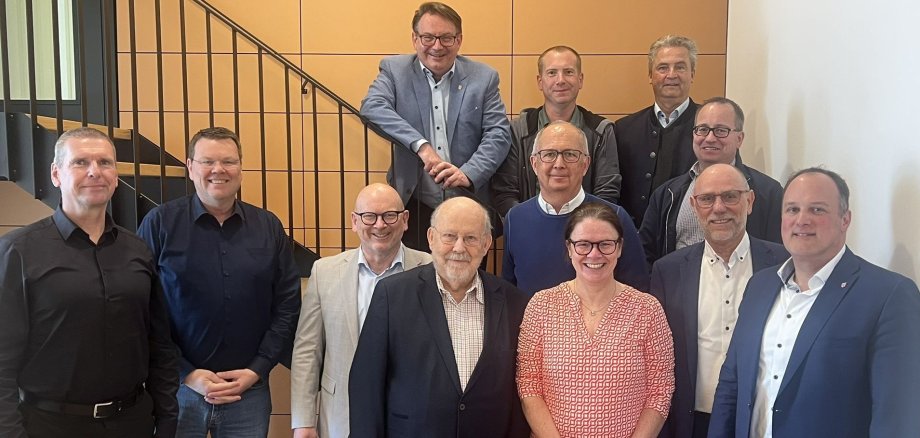 Das Foto zeigt die Mitglieder der Bürgermeisterkreisversammlung mit Landrat Matiaske.