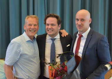 Harald Buschmann und Raoul Giebenhain gratulieren Kevin Schmauß