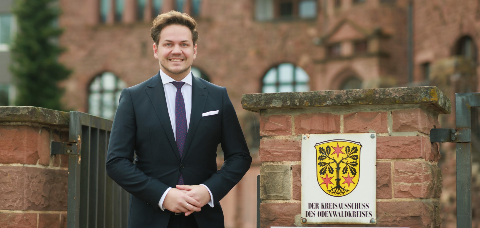 Kevin Schmauß vor dem Landratsamt
