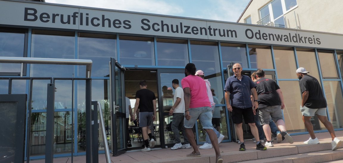 Peter Würth vor dem Beruflichen Schulzentrum Odenwaldkreis in Michelstadt