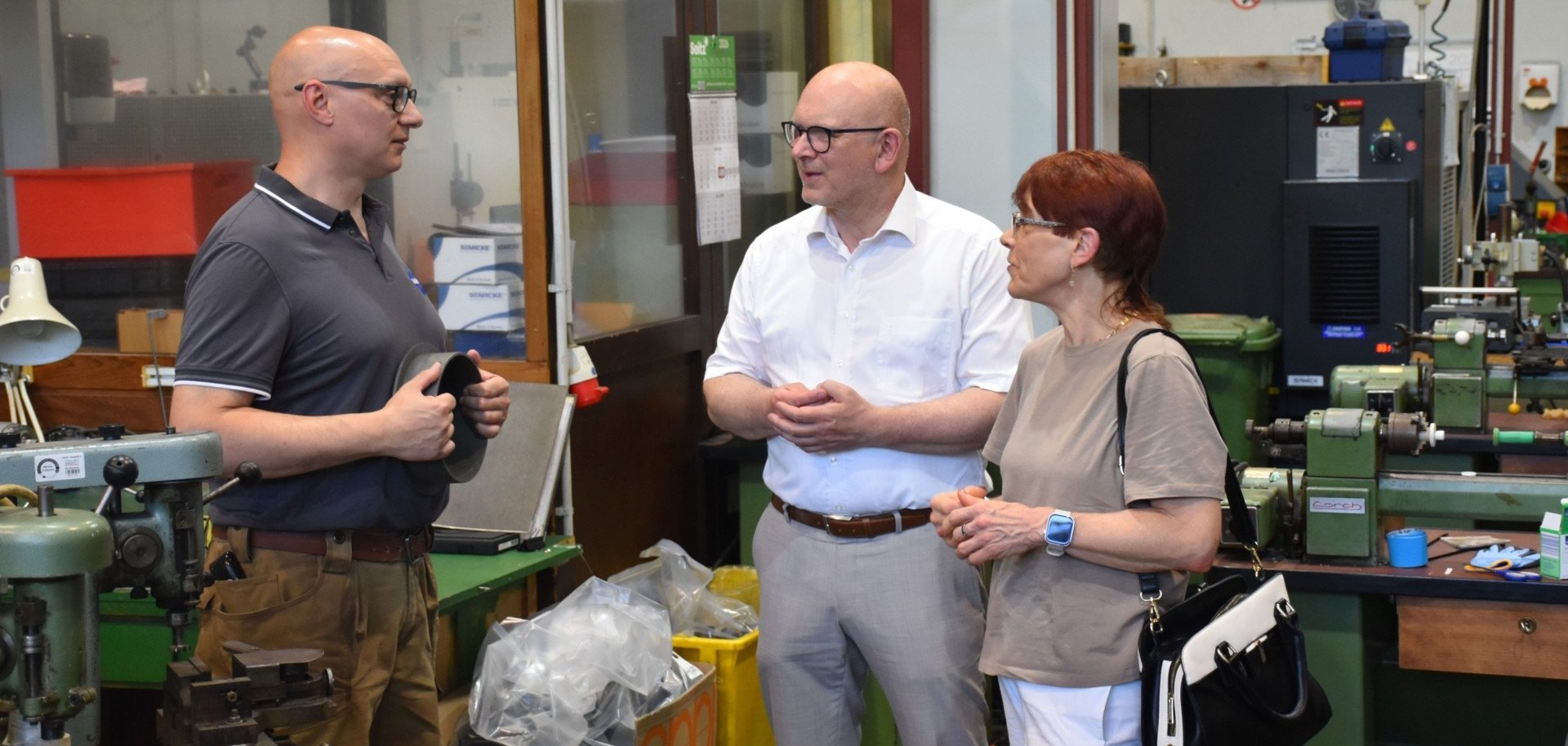 Unternehmer Kai Frindt erläuterte Landrat Matiaske und Gabriele Quanz, Leiterin der Wirtschaftsförderung, die Produktion in seinem Unternehmen.
