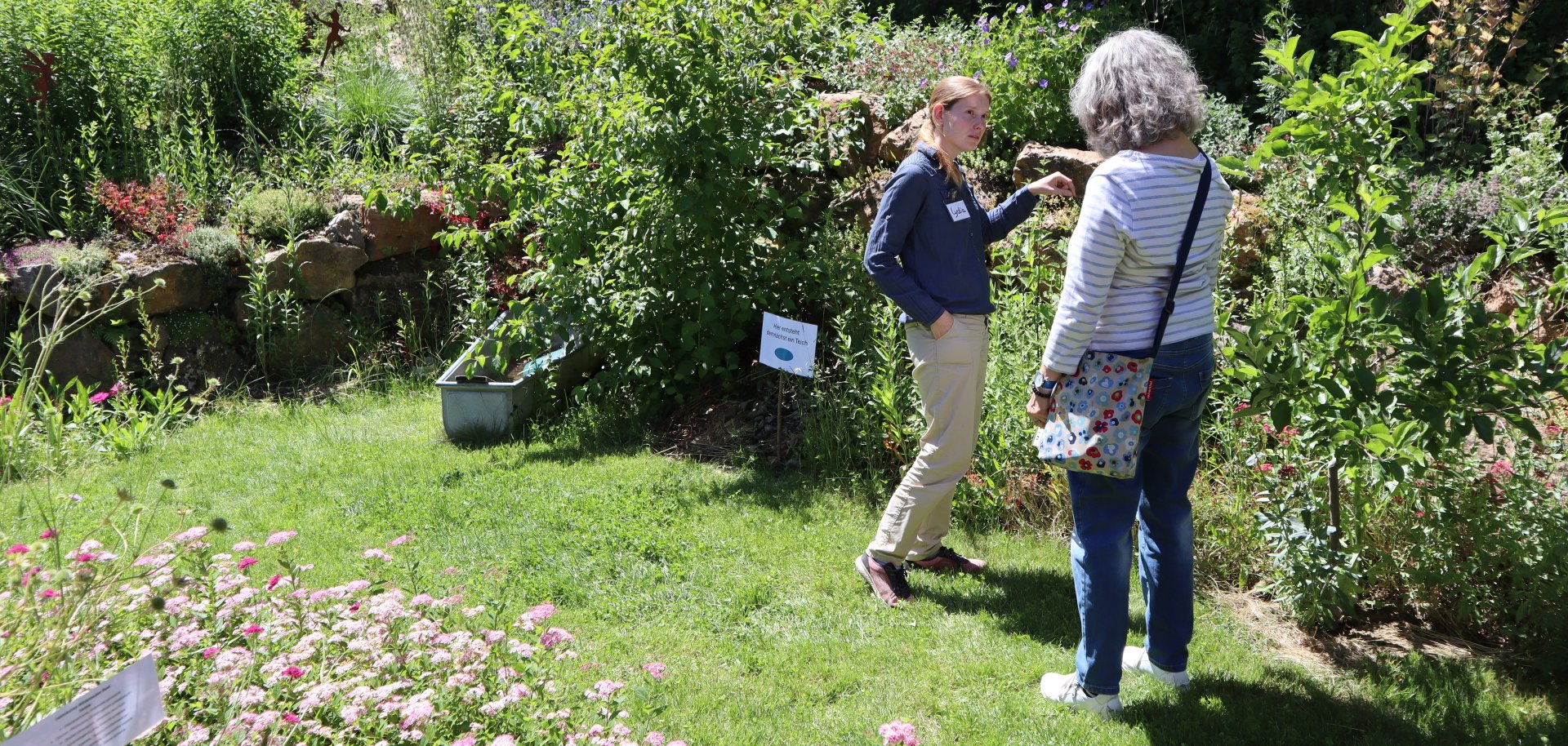 Die Gartenbesitzerin Lydia Mallig aus Reichelsheim unterhält sich in ihrem Garten mit einer Besucherin.