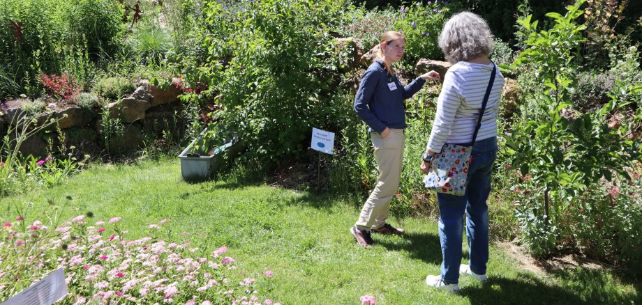 Die Gartenbesitzerin Lydia Mallig aus Reichelsheim unterhält sich in ihrem Garten mit einer Besucherin.