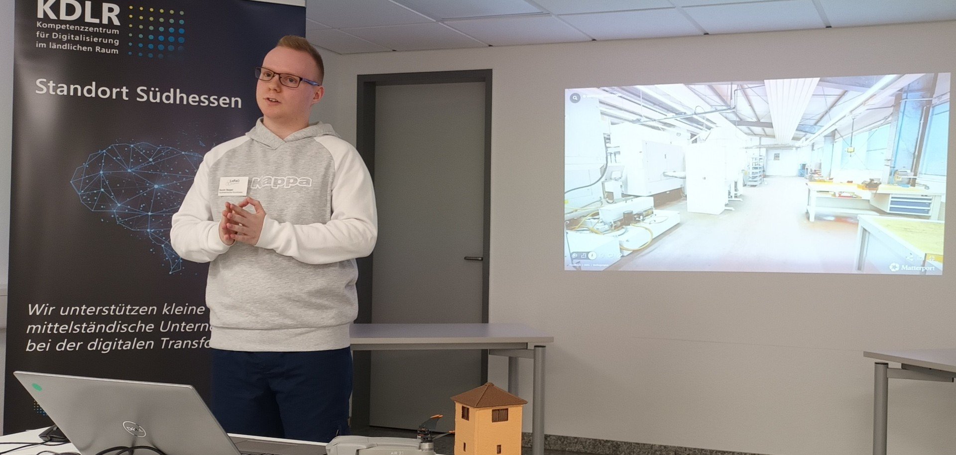 Kevin Seipel vom Lern- und Forschungszentrum Odenwald stellt einen Digitalen Zwilling vor.