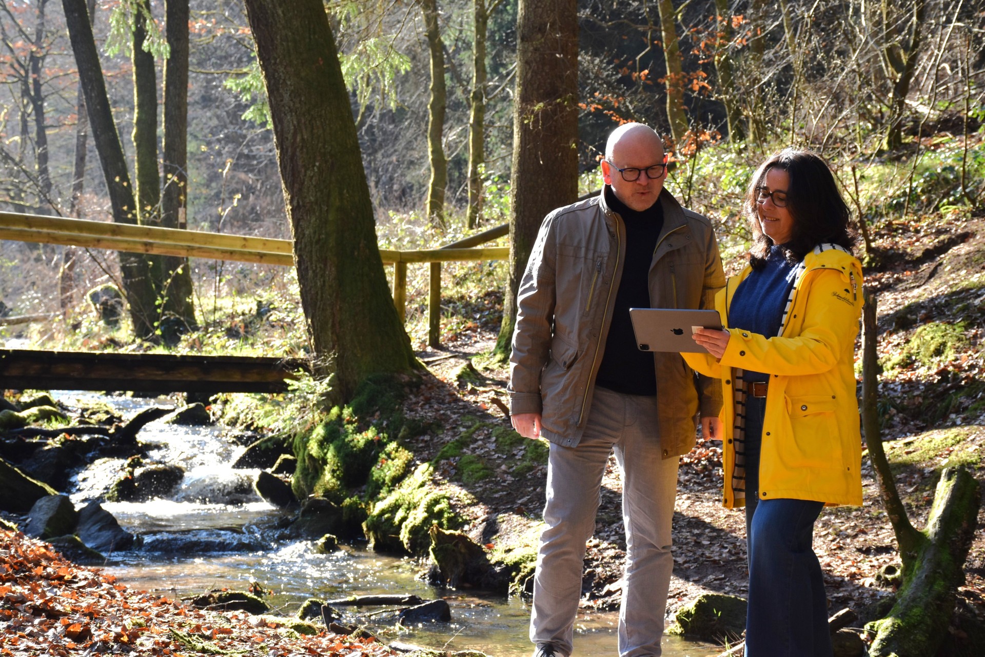 Landrat Matiaske und Raquel Jarillo, Odenwald-Akademie, am Erdbach im Dreiseetal