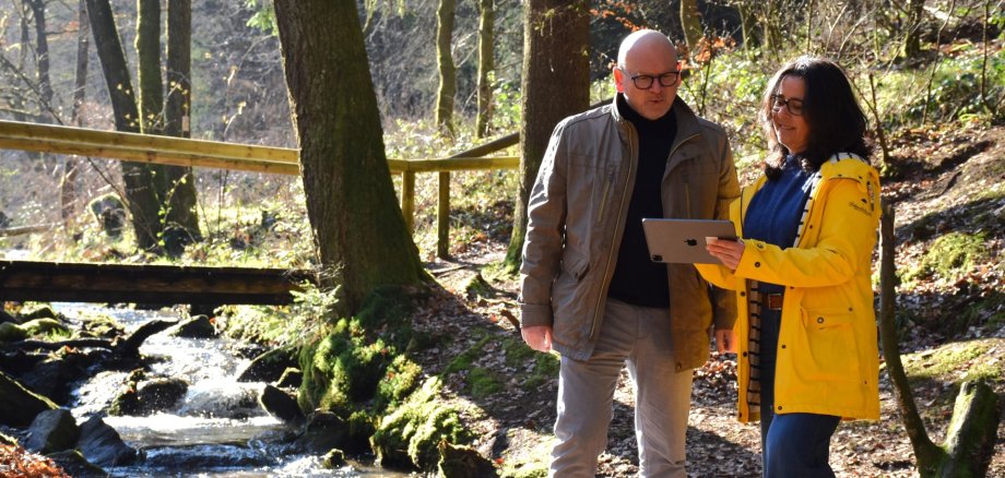 Landrat Matiaske und Raquel Jarillo, Odenwald-Akademie, am Erdbach im Dreiseetal