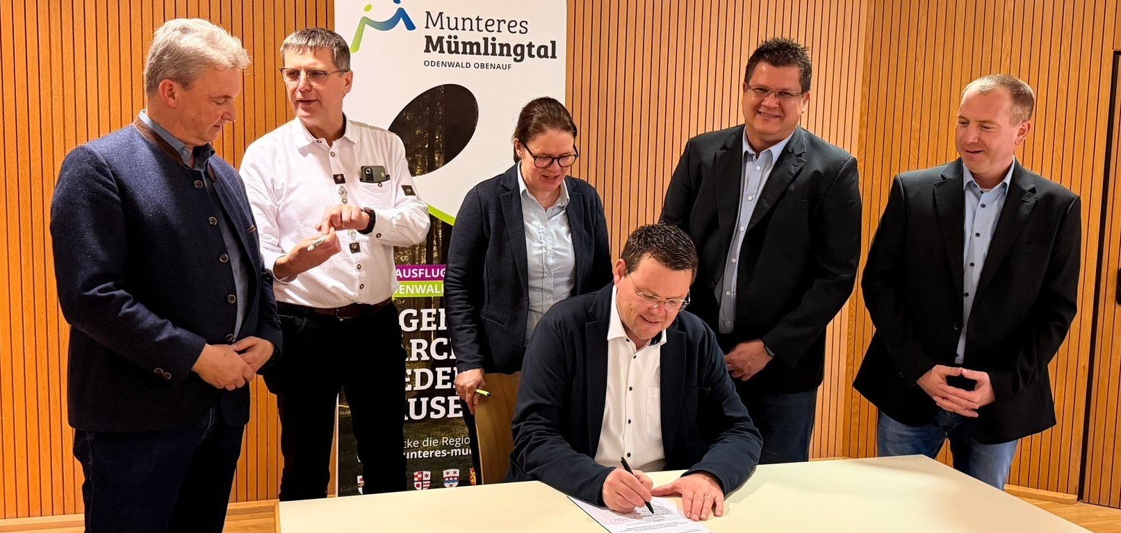 Bürgermeister aus dem Mümlingtal unterzeichnen eine Vereinbarung.