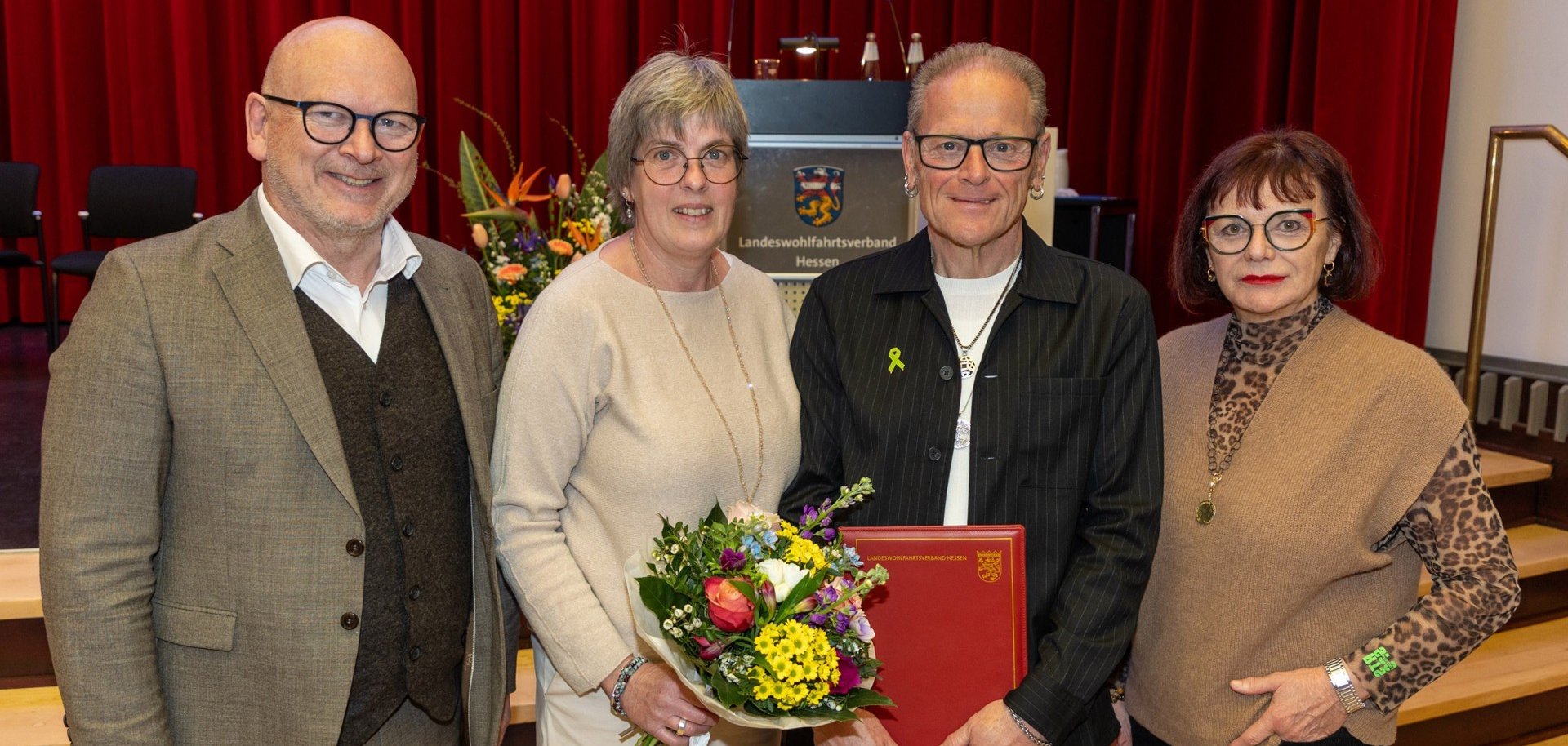Das Foto zeigt Landrat Frank Matiaske, den Preisträger Werner Niebel mit seiner Frau und Erika Ober bei der Preisverleihung.