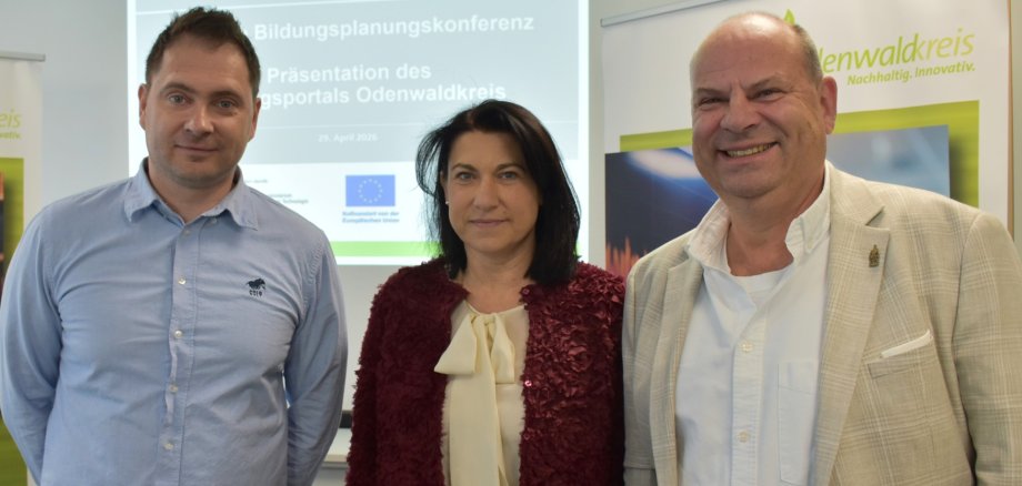 Das Foto zeigt Bildungsdezernent Oliver Grobeis sowie Dr. Ilona Agoston und Marius Trautmann vom Bildungsmanagement des Kreises.
