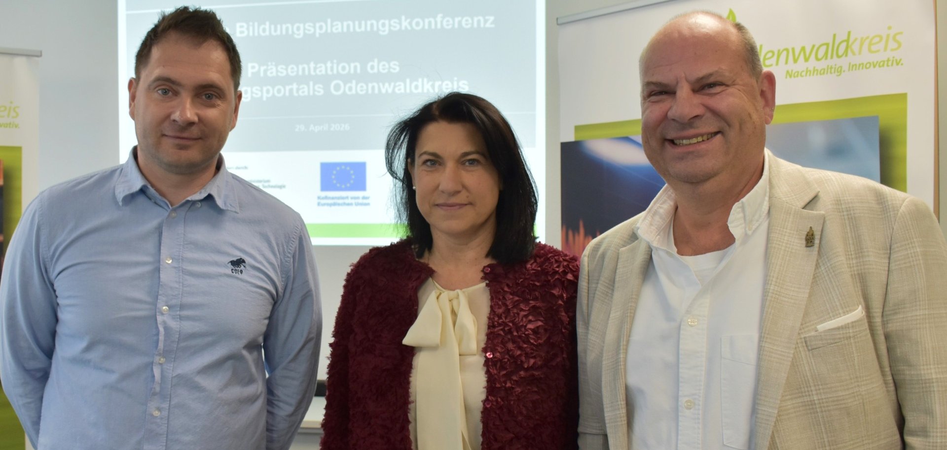 Das Foto zeigt Bildungsdezernent Oliver Grobeis sowie Dr. Ilona Agoston und Marius Trautmann vom Bildungsmanagement des Kreises.