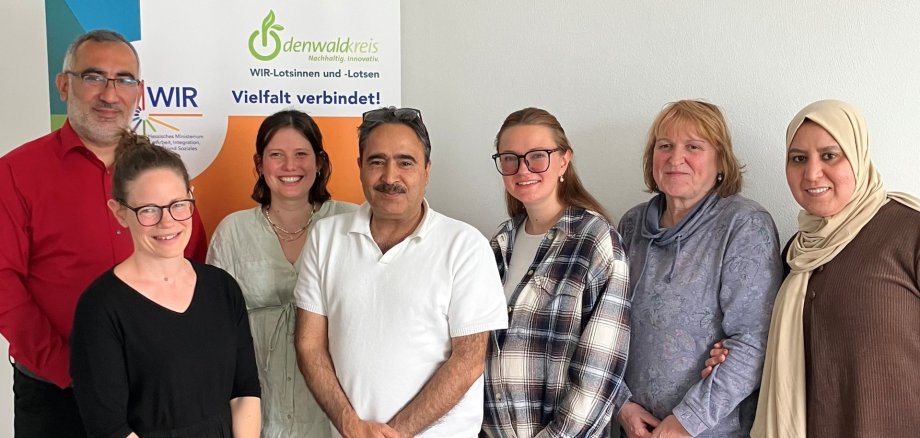 Das Foto zeigt Integrationslotsende bei ihrem Treffen mit dem Migrationsbeauftragten der Polizei Südhessen.