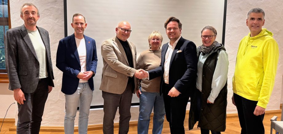 Das Foto zeigt den neuen Vorsitzenden Kevin Schmauß, seinen Vorgänger im Amt, Landrat Frank Matiaske, und andere Vorstandsmitglieder