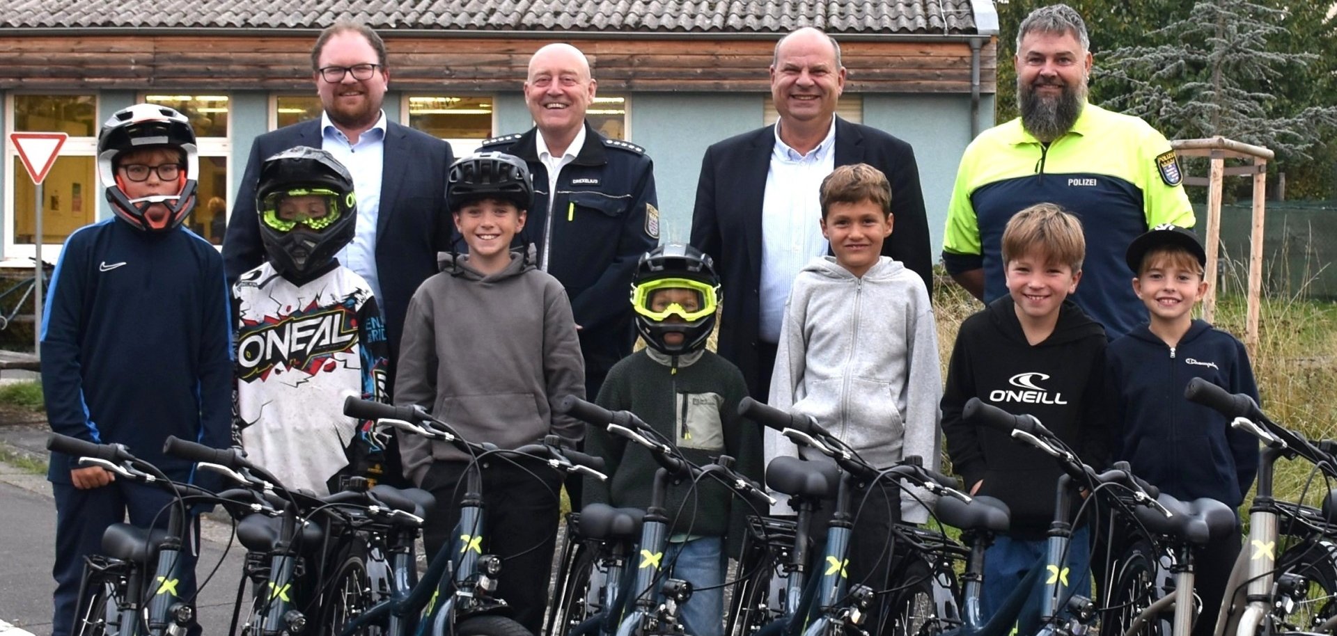 Schulkinder mit neuen Fahrrädern in der Jugendverkehrsschule mit Schuldezernent Grobeis, Vertretern der Polizei und der Schulverwaltung