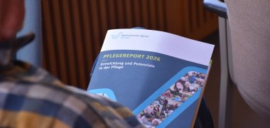 ein Exemplar des Pflegereports